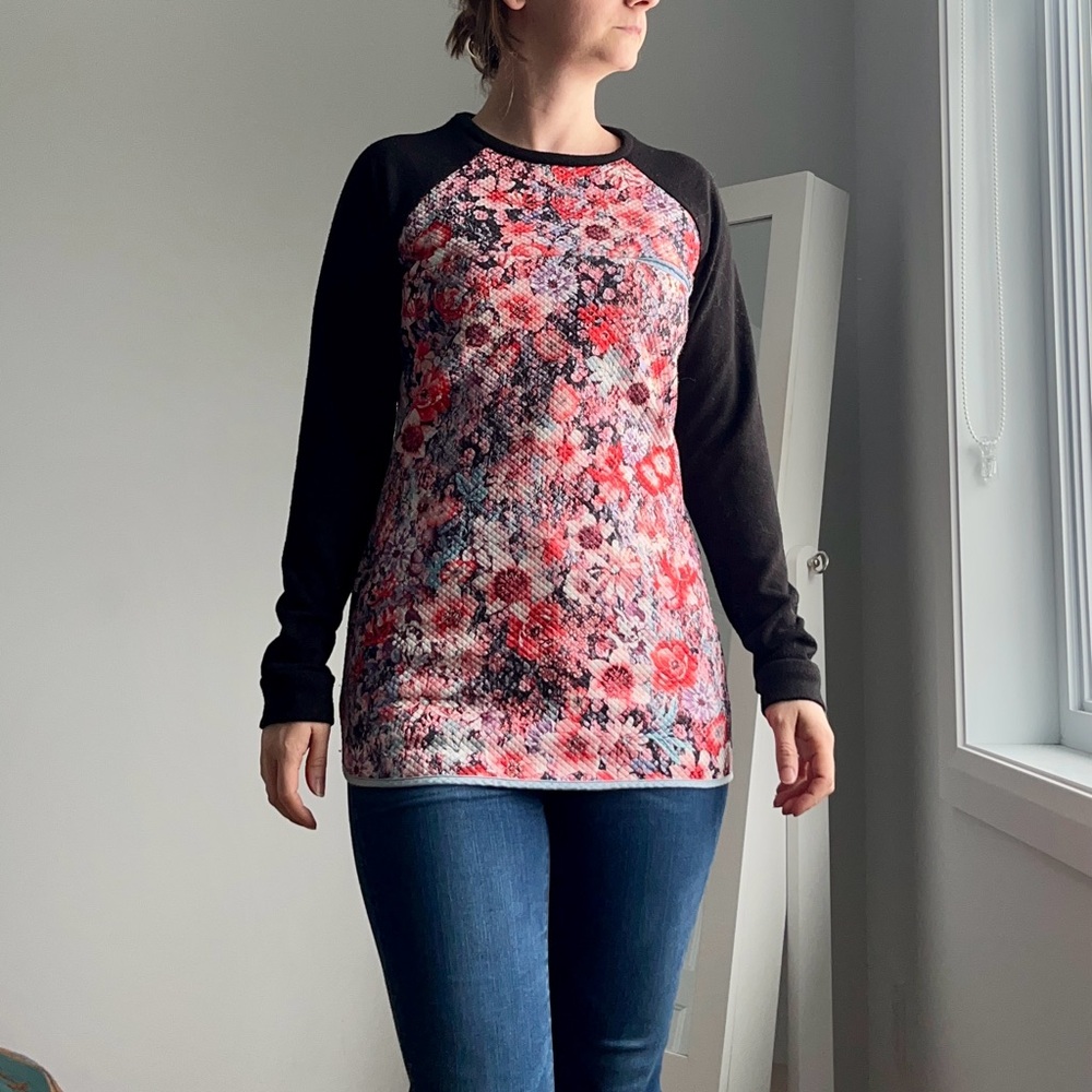 🇨🇦 Long-sleeve tee with floral pattern